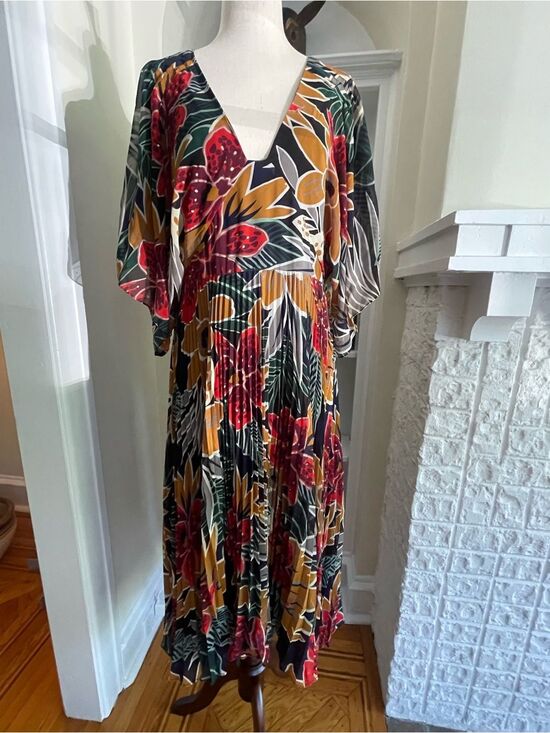 Club Monaco Dresses & Skirts - FLATTERING Club Monaco
Midi 3-Season Dress with Pleats & Flutter Sleves.
